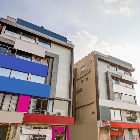 Готель Capital O Maple View Naroda Екстер'єр фото