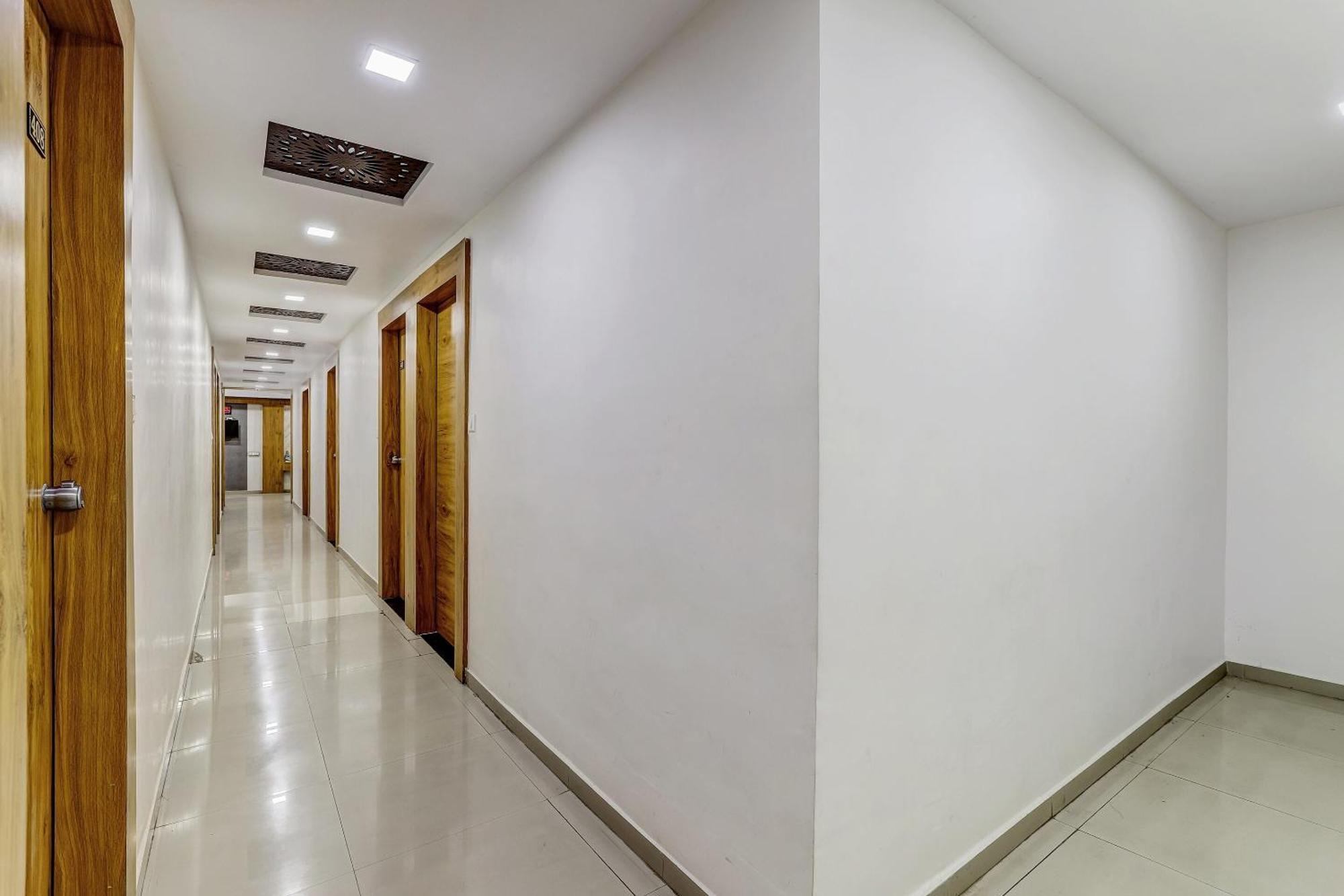 Готель Capital O Maple View Naroda Екстер'єр фото