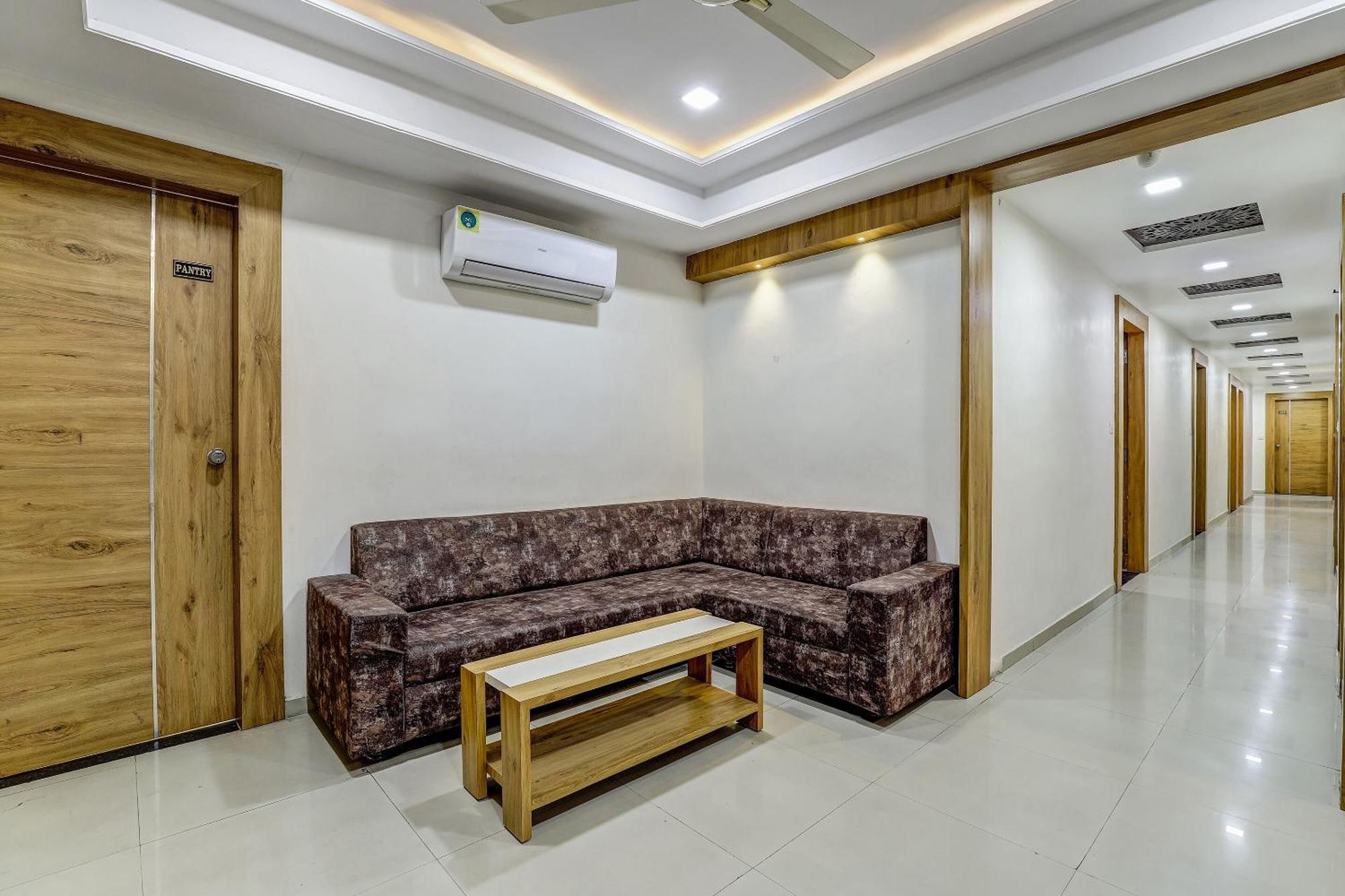 Готель Capital O Maple View Naroda Екстер'єр фото