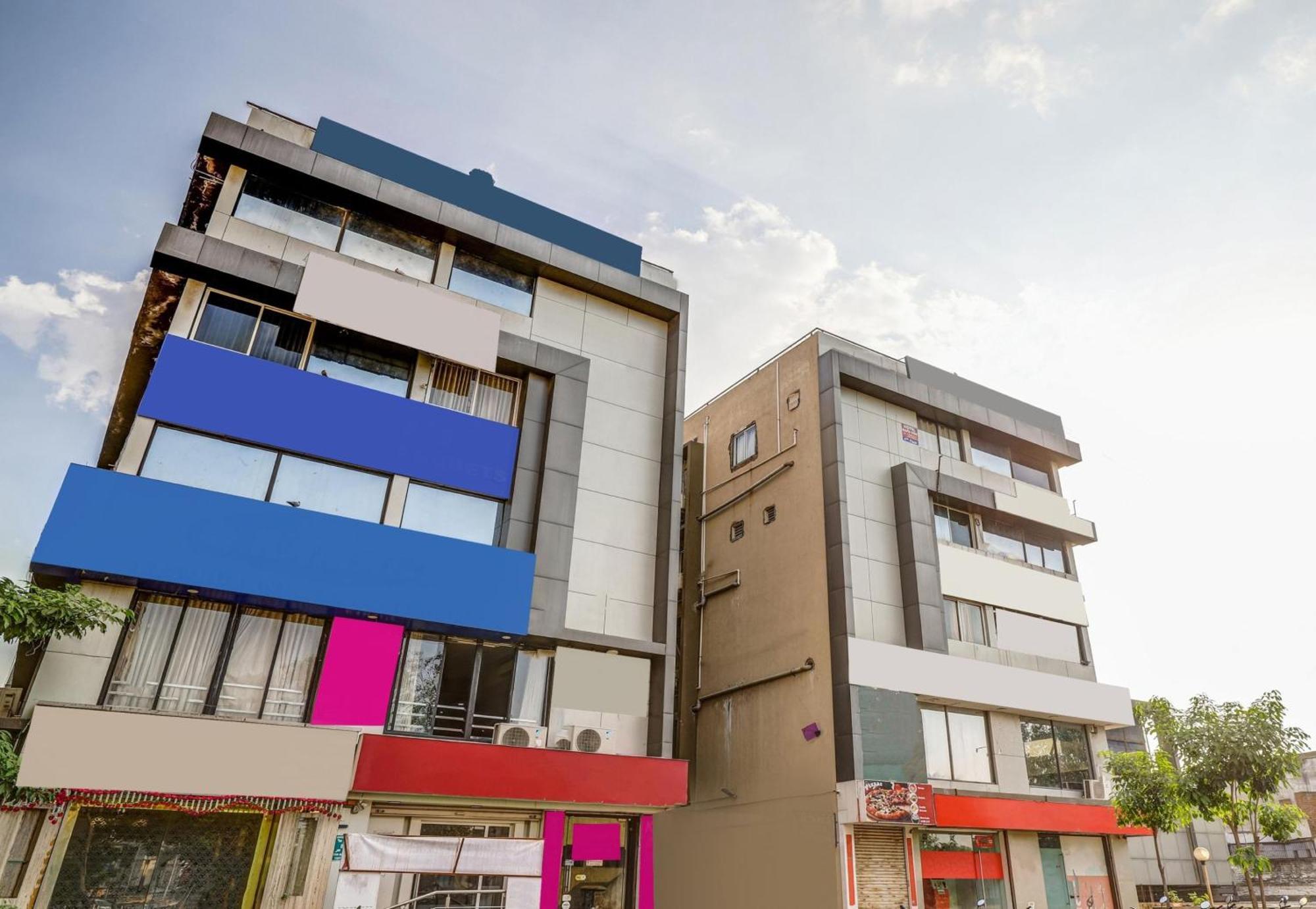 Готель Capital O Maple View Naroda Екстер'єр фото