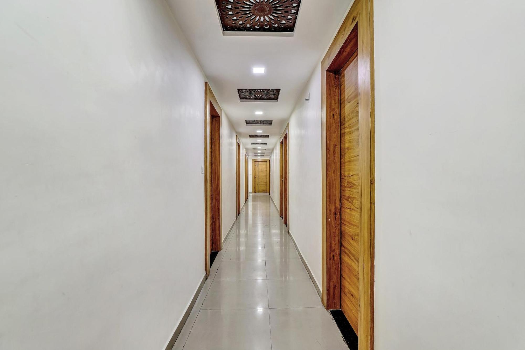 Готель Capital O Maple View Naroda Екстер'єр фото
